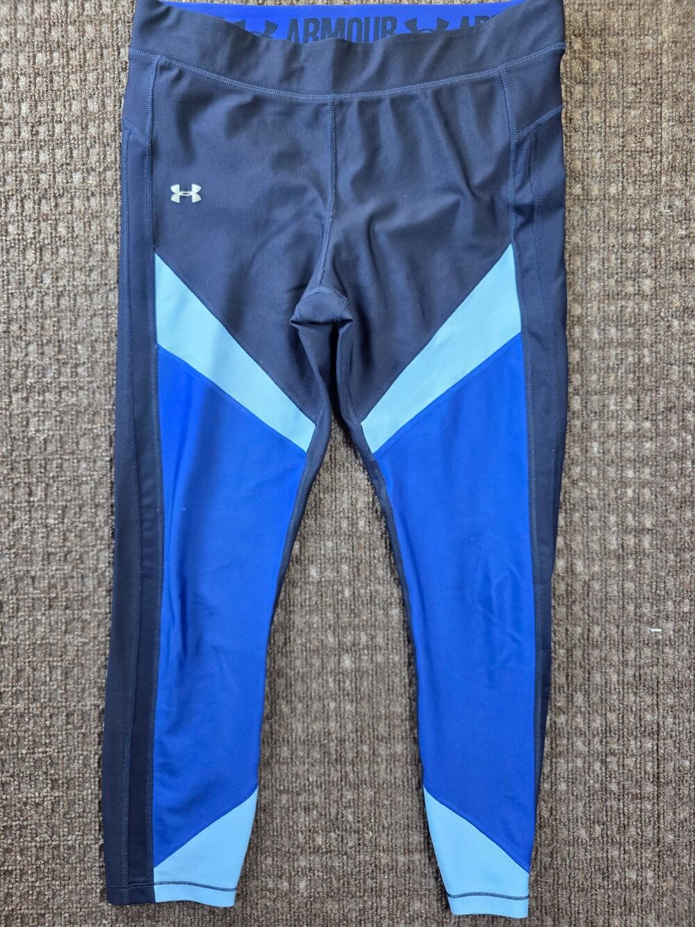 Under Armour Women's HeatGear Color Blocked Blue Ankle Crop leggings.  Size L